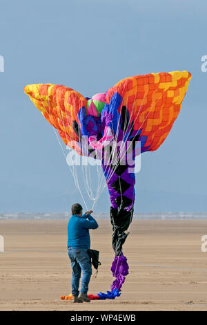 Lytham St Annes On Sea. Regno Unito Meteo. Il 7 settembre 2019. In una bella giornata di sole sulla costa nord-occidentale, i preparativi per il gigante annuale Kite Festival sono ben al di sotto del titolo sulla spiaggia di Lytham St Annes in Lancashire. Credito: Cernan Elias/Alamy Live News Foto Stock