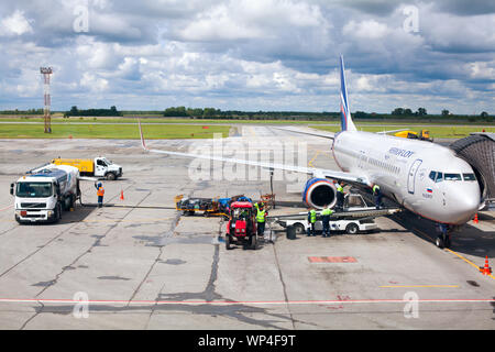 NOVOSIBIRSK, RUSSIA Tolmachevo aeroporto, servizi di assistenza a terra degli aerei Boeing 737-800 chiamato dopo N. Leskov, Aeroflot Airlines, carico bagagli Foto Stock