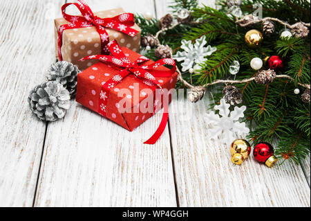 Regalo di natale caselle e abete su sfondo di legno Foto Stock