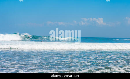 4 Settembre 2019 : Balangan Bali, Indonesia - uomo surf onda piacevole in una giornata di sole in Bali - viaggi e stile di vita / Sport d'azione concetto editoriale Foto Stock