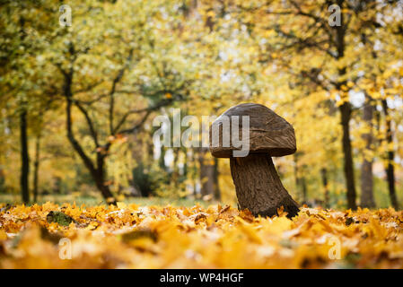 Paesaggio autunnale con decor in legno nel parco Foto Stock