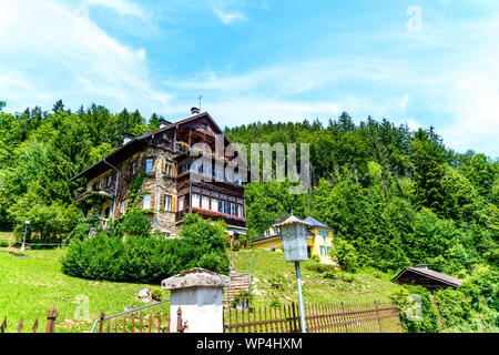 Casa sul lago Wolfgangsee da in St Gilgen con montagne delle Alpi, barche a vela. Salzkammergut, Salisburgo, Austria Foto Stock