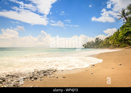 Vista panoramica di una spiaggia deserta nel Parco Nazionale di Corcovado in Costa Rica Foto Stock