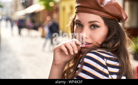 Giovane bella ragazza vestita rétro in stile vintage nella vecchia città europea Foto Stock