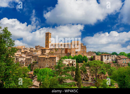 Vista dell'antico centro storico medievale di Sutri tra boschi e nuvole, un piccolo e caratteristico borgo antico vicino Roma, lungo la famosa pilg Foto Stock