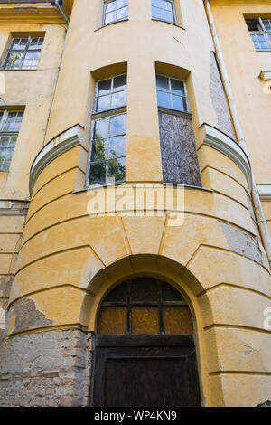 Ex sede storica caserma, 'Haus der Offiziere' o 'Officers House' abbandonata dall'esercito russo nel 1994 decadendo in Wunsdorf, Germania Foto Stock