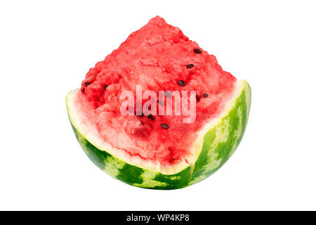Anguria rosso pezzo su sfondo bianco isolato vicino a fette di melone acqua con buccia verde, tagliata a metà dell'anguria, naturali fresche e mature di frutta succosa Foto Stock