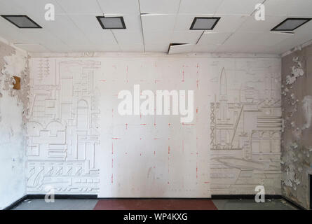 Parete comunista arte raffiguranti arma industria a ex sede storica caserma,abbandonato dall'esercito russo nel 1994, Wünsdorf, Germania Foto Stock