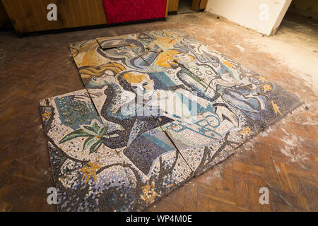 Comunista arte mosaico nella ex sede storica caserma, 'Haus der Offiziere' abbandonata dall'esercito russo nel 1994, Wünsdorf Germania Foto Stock