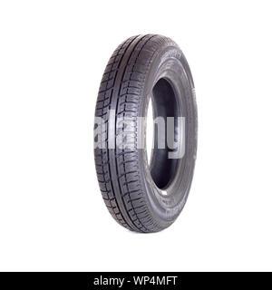 Pneumatici per auto, nuovo pneumatico Goodyear Dunlop Sava su sfondo bianco isolato da vicino Foto Stock