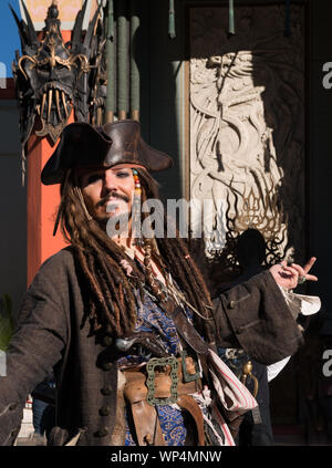 Dale Clark pone come attore Johnny Depp, nel carattere dal film Pirati dei Caraibi, su strada nella sezione di Hollywood di Los Angeles, California.; Foto Stock
