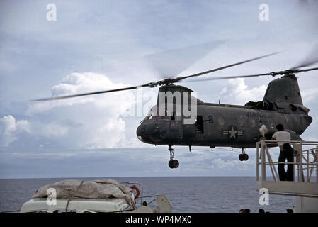 Vietnam-Krieg / Guerra del Vietnam - USMC United States Marine Corps Boeing-Vertol CH-46D Sea Knight Foto Stock