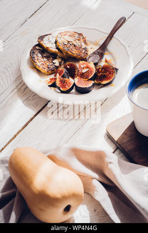 Frittelle di zucca con figure bianche su un tavolo di legno. Fotografia di cibo, alimentare il concetto di blogging, dal di sopra Foto Stock