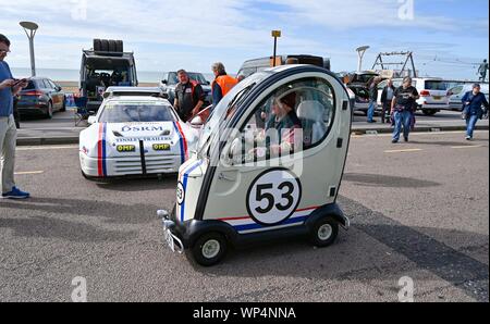 Brighton Regno Unito 7 Settembre 2019 - Non è da tutti prendere parte all'annuale nazionale di Brighton Speed Trials lungo Madeira Drive sul lungomare . L'evento è gestito da Brighton e Hove Motor Club ed è aperto alle automobili e motocicli vecchi e nuovi con alcuni dei driver nei loro anni ottanta come pure . Credito : Simon Dack / Alamy Live News Foto Stock
