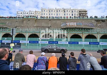 Brighton Regno Unito 7 Settembre 2019 - concorrenti prendere parte all'annuale nazionale di Brighton Speed Trials lungo Madeira Drive sul lungomare . L'evento è gestito da Brighton e Hove Motor Club ed è aperto alle automobili e motocicli vecchi e nuovi con alcuni dei driver nei loro anni ottanta come pure . Credito : Simon Dack / Alamy Live News Foto Stock