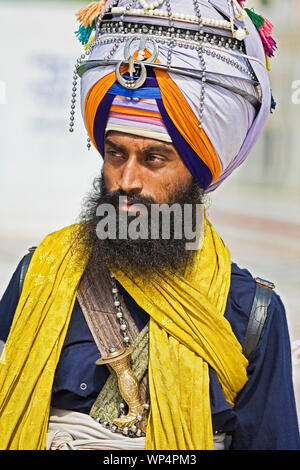 New Delhi, India, 2 settembre 2019 Ritratto di Sika religioso indù uomo al Bangla Shib Gurudwara Sika Grande Tempio di New Delhi India Foto Stock