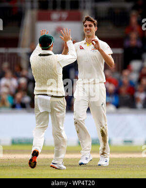 Australia Pat Cummins (destra) celebra tenendo il paletto di Inghilterra del Jofra Archer durante il giorno 4 del quarto ceneri Test a Emirates Old Trafford, Manchester. Foto Stock