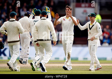 Australia Pat Cummins (seconda a destra) celebra tenendo il paletto di Inghilterra del Jofra Archer durante il giorno 4 del quarto ceneri Test a Emirates Old Trafford, Manchester. Foto Stock