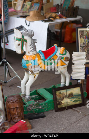 Vecchio cavallo a dondolo in una bancarella del mercato Foto Stock