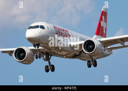 Londra / Regno Unito - Luglio 14, 2018: Swiss International Airlines Airbus A220-100 HB-JBC aereo passeggeri l'atterraggio all'Aeroporto di Londra Heathrow Foto Stock