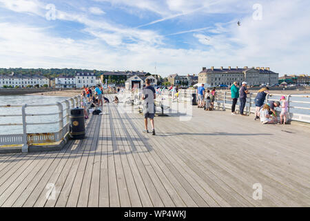 Turisti e visitatori sul Molo Beaumaris sull'Isola di Anglesey nel Galles del Nord Foto Stock