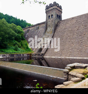 Base del serbatoio Derwent Dam e West Tower nella parte superiore della valle del Derwent nel distretto di picco del Derbyshire Luglio 2018 Foto Stock