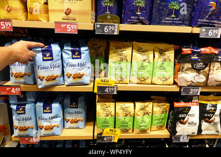 La selezione di caffè in un supermercato Foto Stock