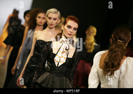 (190907) -- NEW YORK, Sett. 7, 2019 (Xinhua) -- Modelli presente creazioni del Vivienne Hu Primavera/Estate 2020 collezione durante la settimana della moda di New York in New York, Stati Uniti, Sett. 6, 2019. (Xinhua/Qin Lang) Foto Stock