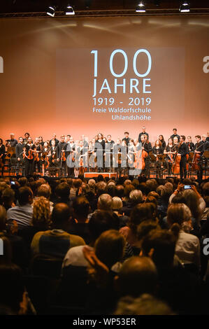 Stuttgart, Germania. 07Th Sep, 2019. Celebrazione dei 100 anni del Waldorf School in Liederhalle. La Freie Waldorfschule sul Uhlandshöhe è, secondo le proprie informazioni, la scuola più antica nel mondo a 100 anni di età. Inizialmente era stato portato dagli Austriaci R. Steiner (1861-1925). Steiners insegnamento si distingue per l'orientamento delle persone verso i propri punti di forza. (A dpa 'Primo Ministro festeggia il centesimo compleanno di The Waldorf School') Credito: Ferdinando Iannone/dpa/Alamy Live News Foto Stock