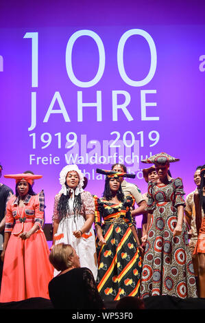 Stuttgart, Germania. 07Th Sep, 2019. Un coro dalla Namibia esegue nella Liederhalle durante la cerimonia di premiazione dei cento anni del Waldorf School. La Freie Waldorfschule sul Uhlandshöhe è, secondo le proprie informazioni, la scuola più antica nel mondo a 100 anni di età. Inizialmente era stato portato dagli Austriaci R. Steiner (1861-1925). Steiners insegnamento si distingue per l'orientamento delle persone verso i propri punti di forza. (A dpa 'Primo Ministro festeggia il centesimo compleanno di The Waldorf School') Credito: Ferdinando Iannone/dpa/Alamy Live News Foto Stock