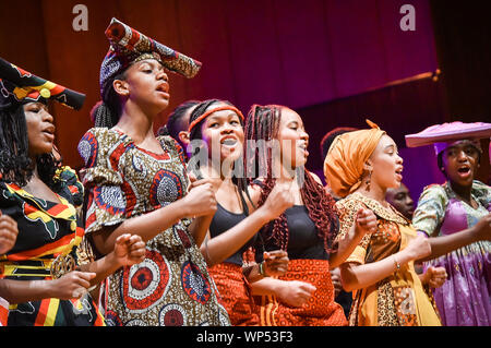 Stuttgart, Germania. 07Th Sep, 2019. Un coro dalla Namibia esegue nella Liederhalle durante la cerimonia di premiazione dei cento anni del Waldorf School. La Freie Waldorfschule sul Uhlandshöhe è, secondo le proprie informazioni, la scuola più antica nel mondo a 100 anni di età. Inizialmente era stato portato dagli Austriaci R. Steiner (1861-1925). Steiners insegnamento si distingue per l'orientamento delle persone verso i propri punti di forza. (A dpa 'Primo Ministro festeggia il centesimo compleanno di The Waldorf School') Credito: Ferdinando Iannone/dpa/Alamy Live News Foto Stock