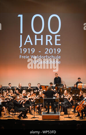 Stuttgart, Germania. 07Th Sep, 2019. Celebrazione dei 100 anni del Waldorf School in Liederhalle. La Freie Waldorfschule sul Uhlandshöhe è, secondo le proprie informazioni, la scuola più antica nel mondo a 100 anni di età. Inizialmente era stato portato dagli Austriaci R. Steiner (1861-1925). Steiners insegnamento si distingue per l'orientamento delle persone verso i propri punti di forza. (A dpa 'Primo Ministro festeggia il centesimo compleanno di The Waldorf School') Credito: Ferdinando Iannone/dpa/Alamy Live News Foto Stock