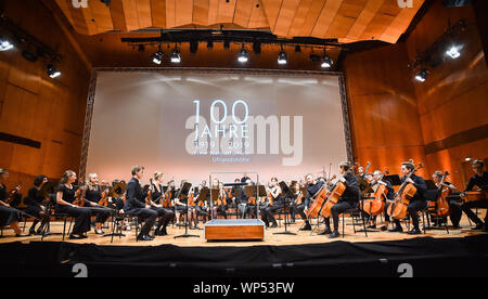 Stuttgart, Germania. 07Th Sep, 2019. Celebrazione dei 100 anni del Waldorf School in Liederhalle. La Freie Waldorfschule sul Uhlandshöhe è, secondo le proprie informazioni, la scuola più antica nel mondo a 100 anni di età. Inizialmente era stato portato dagli Austriaci R. Steiner (1861-1925). Steiners insegnamento si distingue per l'orientamento delle persone verso i propri punti di forza. (A dpa 'Primo Ministro festeggia il centesimo compleanno di The Waldorf School') Credito: Ferdinando Iannone/dpa/Alamy Live News Foto Stock