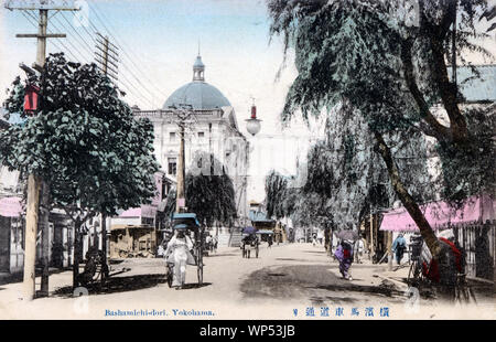 [ 1900 Giappone - La Strada dello Shopping di Yokohama ] - Bashamichi a Yokohama, nella prefettura di Kanagawa. La strada fu costruita dopo il grande incendio aveva devastato la regione nel 1866. Perché gli stranieri passati attraverso di loro carrelli (basha), la strada era chiamato Bashamichi (trasporto su strada). I pini e gli alberi di salice sono state il primo lato strada alberi piantati in Giappone. Il grande edificio nella parte posteriore è la sede dell'ex Yokohama Shokin Bank (Specie banca), costruito nel 1904. Xx secolo cartolina vintage. Foto Stock