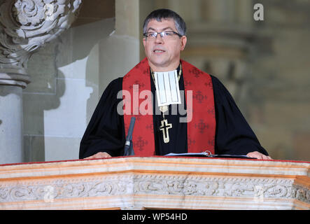 07 settembre 2019, Sassonia-Anhalt, Magdeburg: Friedrich Kramer, nuovo vescovo regionale della Chiesa Protestante in Germania centrale, offre il suo primo sermone dal pulpito. Kramer è stato introdotto al suo ufficio nella Cattedrale di Magdeburgo durante un servizio divino. Foto: Peter Gercke/dpa-Zentralbild/dpa Foto Stock