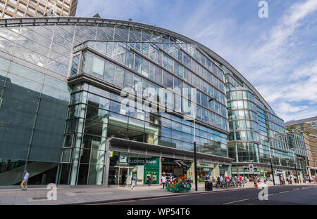 Il Cardinale Place Shopping Center & Office block, un edificio moderno dal 2005 in Victoria Street, Westminster, Londra, Inghilterra, Regno Unito. Foto Stock