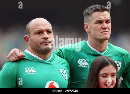 In Irlanda il Rory Best (sinistra) e Jonathan Sexton durante la cerimonia di apertura davanti alla Guinness serie estate corrisponde all'Aviva Stadium di Dublino. Foto Stock