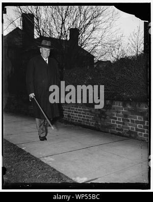 Giustizia pietra pronti a riprendere i compiti. Washington D.C. A quanto pare pienamente recuperato dal suo recente malattia, associare la giustizia Harlan Fiske Stone della Corte suprema degli Stati Uniti ha restituito a Washington ieri da Sea Island, in Georgia, dove era stato ricoverato. Questa esclusiva immagine della giustizia è stata fatta come egli ha avuto un inizio di mattina passeggiata di oggi. Molte decisioni importanti, tra di essi la validità delle relazioni di lavoro atto, sono state rinviate dalla Corte in attesa del ritorno della pietra della Giustizia al banco. Insieme con il capo di giustizia Hughes, giudici Brandeis e Cardozo, la giustizia è in pietra Foto Stock