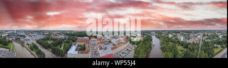 Tramonto panoramico vista aerea di Tartu skyline nella stagione estiva, Estonia. Foto Stock