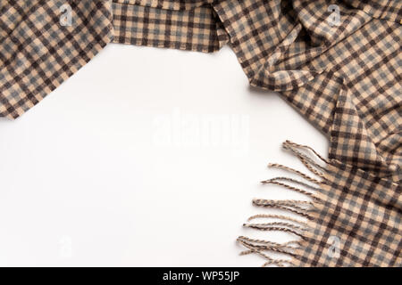 Sciarpa calda isolati su sfondo bianco. Lay piatto. Foto Stock