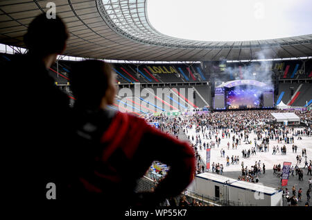 Berlino, Germania. 07Th Sep, 2019. Visitatori arrivano al Lollapalooza Festival Berlino per motivi di lo Stadio Olimpico. Credito: Britta Pedersen/dpa-Zentralbild/dpa/Alamy Live News Foto Stock