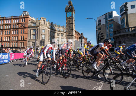 Glasgow, Scotland, Regno Unito. Il 7 settembre, 2019. Il gruppetto si trasforma in London Road all'inizio della prima fase dell'OVO Energy Tour in Bicicletta di Gran Bretagna che la Gran Bretagna è il più grande gara ciclistica per professionisti e la fase più lunga di questo anno la gara che copre 125 miglia da Glasgow a Kirkcudbright. Credito: Berretto Alamy/Live News Foto Stock