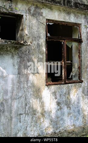 La parete di un vecchio edificio abbandonato - adatto per la copertina del libro. Foto Stock