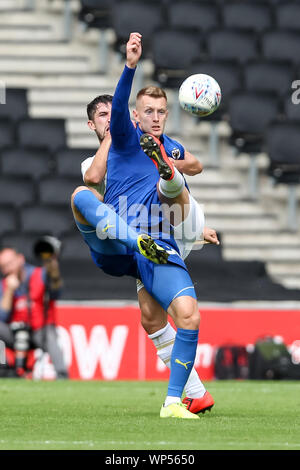 Milton Keynes, Regno Unito. 07Th Sep, 2019. Joe Pigott di AFC Wimbledon controlla la palla avanti di Joe Walsh di MK Dons durante il cielo EFL scommettere League 1 match tra Milton Keynes Dons e AFC Wimbledon stadium:mk, Milton Keynes, in Inghilterra il 7 settembre 2019. Foto di Ken scintille. Solo uso editoriale, è richiesta una licenza per uso commerciale. Nessun uso in scommesse, giochi o un singolo giocatore/club/league pubblicazioni. Credit: UK Sports Pics Ltd/Alamy Live News Foto Stock