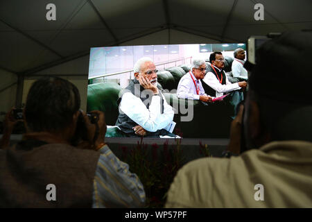 Bangalore, India. Il 7 settembre, 2019. (190907) -- BANGALORE, Sett. 7, 2019 (Xinhua) -- Primo Ministro indiano Narendra Modi è visibile sullo schermo di un televisore come egli guarda la trasmissione in diretta del processo di atterraggio di Chandrayaan-2's Lander Vikram sulla superficie lunare in Bangalore, India, Sett. 7, 2019. In India la seconda missione lunare, Chandrayaan-2's Lander Vikram, ha perso la comunicazione con la stazione di terra ad una altitudine di 2.1 chilometri dalla superficie lunare, detto Indian Space Research Organization (ISRO) Direttore K. Sivan sabato. Vikram è stato pianificato per la terra sulla superficie lunare attorno al 01:55 a.m. Foto Stock