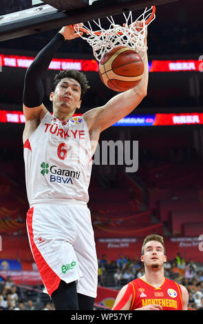 Il Dongguan, la Cina della provincia di Guangdong. 7 Sep, 2019. Cedi Osman (parte superiore) della Turchia schiacciate durante il gruppo o corrispondenza tra il Montenegro e la Turchia al 2019 FIBA World Cup in Dongguan, Cina del sud della provincia di Guangdong, Sett. 7, 2019. Credito: Zhu Zheng/Xinhua/Alamy Live News Foto Stock