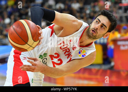 Il Dongguan, la Cina della provincia di Guangdong. 7 Sep, 2019. Furkan Korkmaz della Turchia passa la palla durante il gruppo o corrispondenza tra il Montenegro e la Turchia al 2019 FIBA World Cup in Dongguan, Cina del sud della provincia di Guangdong, Sett. 7, 2019. Credito: Zhu Zheng/Xinhua/Alamy Live News Foto Stock