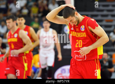 Il Dongguan, la Cina della provincia di Guangdong. 7 Sep, 2019. Nikola Ivanovic del Montenegro si tocca la testa durante il gruppo o corrispondenza tra il Montenegro e la Turchia al 2019 FIBA World Cup in Dongguan, Cina del sud della provincia di Guangdong, Sett. 7, 2019. Credito: Zhu Zheng/Xinhua/Alamy Live News Foto Stock