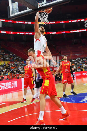 Il Dongguan, la Cina della provincia di Guangdong. 7 Sep, 2019. Semih Erden (parte superiore) della Turchia schiacciate durante il gruppo o corrispondenza tra il Montenegro e la Turchia al 2019 FIBA World Cup in Dongguan, Cina del sud della provincia di Guangdong, Sett. 7, 2019. Credito: Zhu Zheng/Xinhua/Alamy Live News Foto Stock