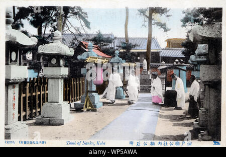 [ 1910s Giappone - Lo Shintoismo sacerdoti pregando ] - Sacerdoti dire preghiere a Minatogawa Jinja, un santuario scintoista di Kobe, nella prefettura di Hyogo. Il santuario si venera lo spirito del comandante militare Kusunoki Masashige (1294-1336), e si trova a circa il luogo in cui la Battaglia di Minatogawa (1336) ha avuto luogo. Durante il periodo Edo fu trasformato in un eroe patriottico e chiamato Nanko o Dai-Nanko, quindi Minatogawa Santuario è anche chiamato Nanko Santuario. Xx secolo cartolina vintage. Foto Stock